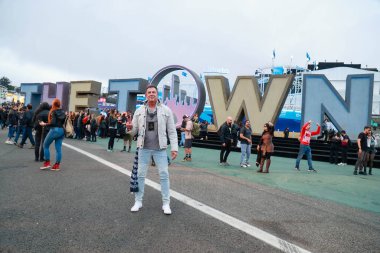 Sao Paulo (SP), 8 Eylül 2025 - The Town / Festival / SP - Şehir, Interlagos 'u Green Day, Sex Pistols, Bruce Dickinson ve Capital Inicial ile bir rock sahnesine dönüştürdü. (Karina baldırlarını kaldırır.))    