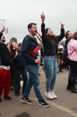 Sao Paulo (SP), 8 Eylül 2025 - The Town / Festival / SP - Şehir, Interlagos 'u Green Day, Sex Pistols, Bruce Dickinson ve Capital Inicial ile bir rock sahnesine dönüştürdü. (Karina baldırlarını kaldırır.))    