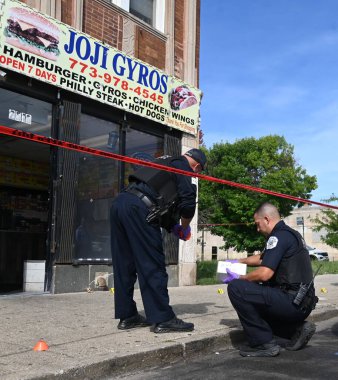 9 Eylül 2025, Chicago, Illinois, ABD: 44 yaşında bir adam 79. caddedeki Joji Gyros 'un 2500 bloğunda defalarca vuruldu.)    