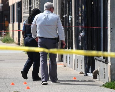 9 Eylül 2025, Chicago, Illinois, ABD: 44 yaşında bir adam 79. caddedeki Joji Gyros 'un 2500 bloğunda defalarca vuruldu.)    