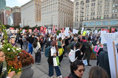 Protestocular Michigan Bulvarı ve Doğu İda B. 'da toplanıp yürüdüler. Wells, göçmenlik ve gümrük yaptırımlarının (Ice) Chicago 'dan ayrılmasını talep ediyor. 9 Eylül 2025, Chicago, Illinois. (Kyle Mazza\ yeni2))