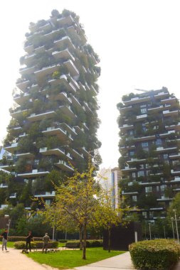 Milan (İtalya), 10 Eylül 2025 - Bosco Verticale - Dikey bir ormanın ilk örneği Hines Italia 'nın kentsel yenileme projesi kapsamında Ekim 2014' te Milano 'da Porta Nuova bölgesinde açıldı. (Edson de souza 2nci bölüm))       