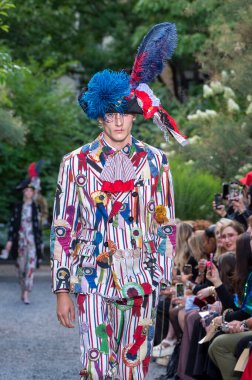 10 Eylül 2025, New York, New York, ABD: New York City 'de 10 Eylül 2025 tarihinde New York Moda Haftası' nda Libertine defilesi için podyumda bir model yürür. (M10 'lar / Haberler 2)        