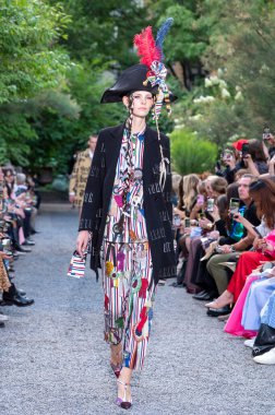 10 Eylül 2025, New York, New York, ABD: New York City 'de 10 Eylül 2025 tarihinde New York Moda Haftası' nda Libertine defilesi için podyumda bir model yürür. (M10 'lar / Haberler 2)        