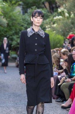 10 Eylül 2025, New York, New York, ABD: New York City 'de 10 Eylül 2025 tarihinde New York Moda Haftası' nda Libertine defilesi için podyumda bir model yürür. (M10 'lar / Haberler 2)        