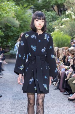 10 Eylül 2025, New York, New York, ABD: New York City 'de 10 Eylül 2025 tarihinde New York Moda Haftası' nda Libertine defilesi için podyumda bir model yürür. (M10 'lar / Haberler 2)        