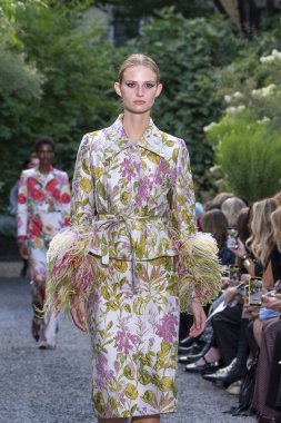 10 Eylül 2025, New York, New York, ABD: New York City 'de 10 Eylül 2025 tarihinde New York Moda Haftası' nda Libertine defilesi için podyumda bir model yürür. (M10 'lar / Haberler 2)        