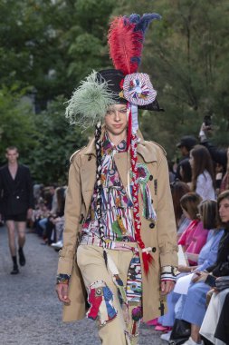 10 Eylül 2025, New York, New York, ABD: New York City 'de 10 Eylül 2025 tarihinde New York Moda Haftası' nda Libertine defilesi için podyumda bir model yürür. (M10 'lar / Haberler 2)        