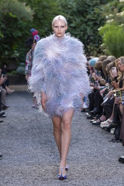 10 Eylül 2025, New York, New York, ABD: New York City 'de 10 Eylül 2025 tarihinde New York Moda Haftası' nda Libertine defilesi için podyumda bir model yürür. (M10 'lar / Haberler 2)        