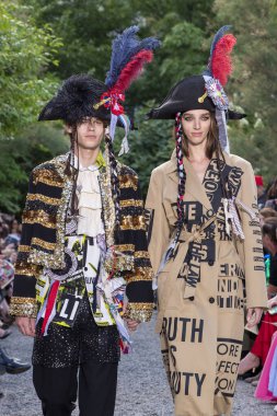 10 Eylül 2025, New York, New York, ABD: New York City 'de 10 Eylül 2025 tarihinde New York Moda Haftası' nda Libertine defilesi için podyumda yürüyen mankenler. (M10 'lar / Haberler 2)        