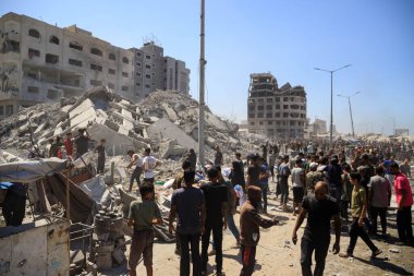 10 Eylül 2025, Gazze, Filistin: İsrail savaş uçakları Gazze limanının batısında, Gazze limanı yakınlarında dörtten fazla ağır füze bulunan Taiba 2 konut kulesini hedef aldı. (Mohammed Skaik\ Yeni 2))