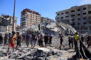 10 Eylül 2025, Gazze, Filistin: İsrail savaş uçakları Gazze limanının batısında, Gazze limanı yakınlarında dörtten fazla ağır füze bulunan Taiba 2 konut kulesini hedef aldı. (Mohammed Skaik\ Yeni 2))