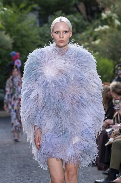 10 Eylül 2025, New York, New York, ABD: New York City 'de 10 Eylül 2025 tarihinde New York Moda Haftası' nda Libertine defilesi için podyumda bir model yürür. (M10 'lar / Haberler 2)        