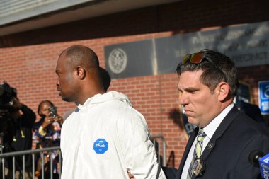 Polis yetkilileri, Jamel McGriff 'i yaşlı bir çifti öldürdüğü ve sonra da cinayet ve kundakçılık saldırısında evlerini yaktığı iddiasıyla New York Polis Departmanı 107' nin dışına çıkardılar. 11 Eylül 2025, Queens, New York, ABD. (Kyle Mazza\ yeni2)) 