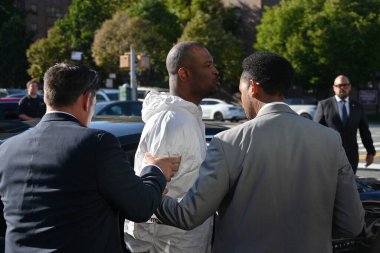 Polis yetkilileri, Jamel McGriff 'i yaşlı bir çifti öldürdüğü ve sonra da cinayet ve kundakçılık saldırısında evlerini yaktığı iddiasıyla New York Polis Departmanı 107' nin dışına çıkardılar. 11 Eylül 2025, Queens, New York, ABD. (Kyle Mazza\ yeni2)) 