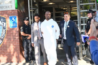 Polis yetkilileri, Jamel McGriff 'i yaşlı bir çifti öldürdüğü ve sonra da cinayet ve kundakçılık saldırısında evlerini yaktığı iddiasıyla New York Polis Departmanı 107' nin dışına çıkardılar. 11 Eylül 2025, Queens, New York, ABD. (Kyle Mazza\ yeni2)) 