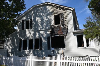 Jamel McGriff 'in yaşlı bir çifti öldürüp evlerini ateşe verdiğinden şüphelenilen polisin olay yerinde çalıştığı evin görüntüsü. 11 Eylül 2025, Queens, New York. (Kyle Mazza\ yeni2))    