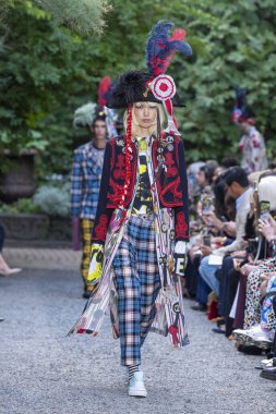 10 Eylül 2025, New York, New York, ABD: Libertine moda gösterisi için Elizabeth Street Garden 'da New York Moda Haftası' nda bir model podyumda yürüyor. (M10 'lar\ yeni 2ler))               