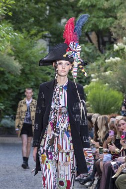 10 Eylül 2025, New York, New York, ABD: Libertine moda gösterisi için Elizabeth Street Garden 'da New York Moda Haftası' nda bir model podyumda yürüyor. (M10 'lar\ yeni 2ler))               