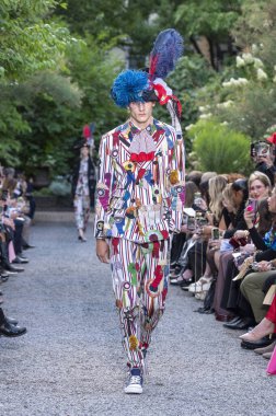 10 Eylül 2025, New York, New York, ABD: Libertine moda gösterisi için Elizabeth Street Garden 'da New York Moda Haftası' nda bir model podyumda yürüyor. (M10 'lar\ yeni 2ler))               