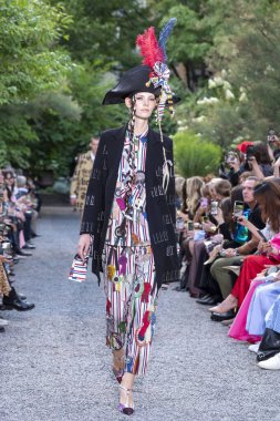 10 Eylül 2025, New York, New York, ABD: Libertine moda gösterisi için Elizabeth Street Garden 'da New York Moda Haftası' nda bir model podyumda yürüyor. (M10 'lar\ yeni 2ler))               