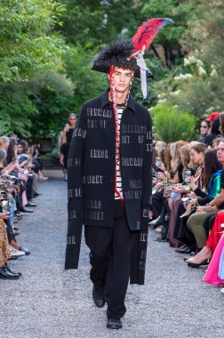 10 Eylül 2025, New York, New York, ABD: Libertine moda gösterisi için Elizabeth Street Garden 'da New York Moda Haftası' nda bir model podyumda yürüyor. (M10 'lar\ yeni 2ler))               