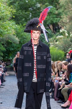 10 Eylül 2025, New York, New York, ABD: Libertine moda gösterisi için Elizabeth Street Garden 'da New York Moda Haftası' nda bir model podyumda yürüyor. (M10 'lar\ yeni 2ler))               