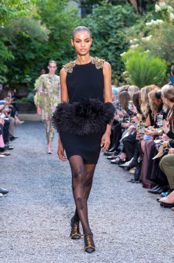 10 Eylül 2025, New York, New York, ABD: Libertine moda gösterisi için Elizabeth Street Garden 'da New York Moda Haftası' nda bir model podyumda yürüyor. (M10 'lar\ yeni 2ler))               