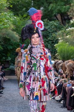 10 Eylül 2025, New York, New York, ABD: Libertine moda gösterisi için Elizabeth Street Garden 'da New York Moda Haftası' nda bir model podyumda yürüyor. (M10 'lar\ yeni 2ler))               