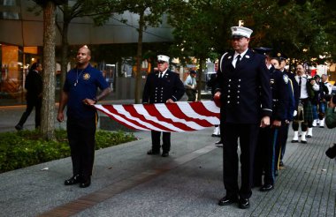 11 Eylül 2025, New York, ABD: 11 Eylül 'ün 24. yıldönümü anma töreni Manhattan' ın aşağısındaki Dünya Ticaret Merkezi 'ndeki 9 / 11 anma meydanında gerçekleşiyor. (niyi fote _ the enews2)          