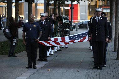 11 Eylül 2025, New York, ABD: 11 Eylül 'ün 24. yıldönümü anma töreni Manhattan' ın aşağısındaki Dünya Ticaret Merkezi 'ndeki 9 / 11 anma meydanında gerçekleşiyor. (niyi fote _ the enews2)          