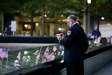 11 Eylül 2025, New York, ABD: 11 Eylül 'ün 24. yıldönümü anma töreni Manhattan' ın aşağısındaki Dünya Ticaret Merkezi 'ndeki 9 / 11 anma meydanında gerçekleşiyor. (niyi fote _ the enews2)          