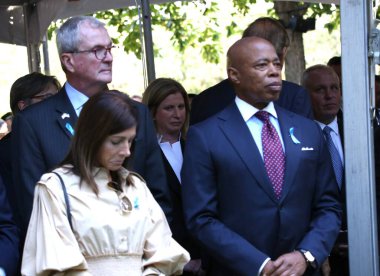 11 Eylül 2025, New York, ABD: (L-R) New Jersey Valisi Phil Murphy ve eşi Tammy Murphy ve New York Belediye Başkanı Eric Adams, 24 Eylül 'de düzenlenen anma töreninde. (niyi fote\ theenews2)