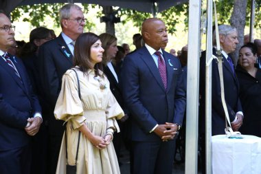 24. yıldönümü 9 / 11 anma töreni. 11 Eylül 2025, New York, ABD: (L-R) William J. Hochul Jr, New Jersey valisi Phil Murphy ve eşi Tammy Murphy ve Eric Adams, New York Belediye Başkanı. (niyi fote\ theenews2)