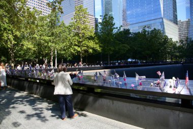 11 Eylül 2025, New York, ABD: Aile üyeleri, 11 Eylül 'ün 24' üncü yıldönümü anma töreninde Dünya Ticaret Merkezi 'ndeki 11 Eylül Anma Platosu' nda yer alıyor. (niyi fote\ theenews2)       