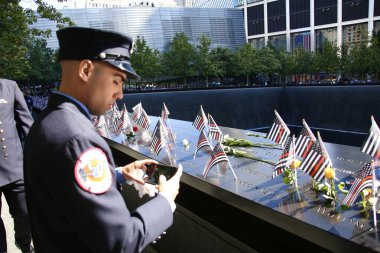 11 Eylül 2025, New York, ABD: Aile üyeleri, 11 Eylül 'ün 24' üncü yıldönümü anma töreninde Dünya Ticaret Merkezi 'ndeki 11 Eylül Anma Platosu' nda yer alıyor. (niyi fote\ theenews2)       