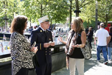 11 Eylül 2025, New York, ABD: Aile üyeleri, 11 Eylül 'ün 24' üncü yıldönümü anma töreninde Dünya Ticaret Merkezi 'ndeki 11 Eylül Anma Platosu' nda yer alıyor. (niyi fote\ theenews2)       