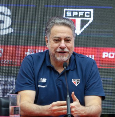 SAO PAULO (SP), 09 / 11 / 2025 - SOCCER / PRESENTATION / SEASON - Sao Paulo takım başkanı Julio Casares, forvet Emiliano Rigoni 'nin sunumu sırasında, 11 Eylül 2025, Barra Funda Eğitim Merkezi' nde. (tomze fonseca\ yeni 2))  