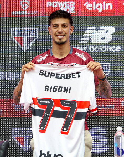 В четверг, 11 сентября 2025 года, в тренировочном центре "Барра Фабрегас" состоялась презентация нападающего Фабрицио Ригони, вернувшегося в команду "Сан-Паулу". (tomze fonseca presidentthenews2)