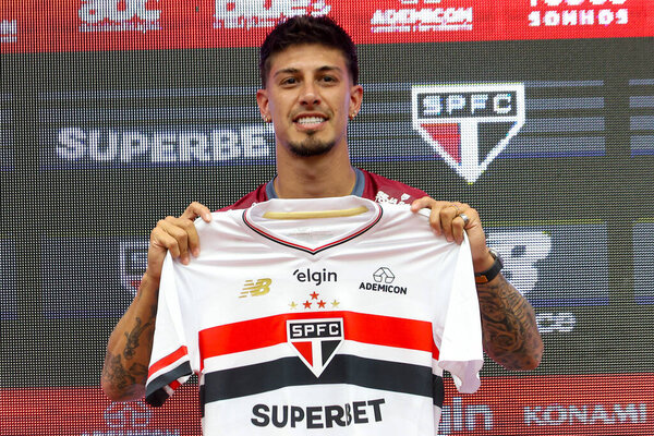 В четверг, 11 сентября 2025 года, в тренировочном центре "Барра Фабрегас" состоялась презентация нападающего Фабрицио Ригони, вернувшегося в команду "Сан-Паулу". (tomze fonseca presidentthenews2)