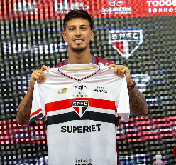 В четверг, 11 сентября 2025 года, в тренировочном центре "Барра Фабрегас" состоялась презентация нападающего Фабрицио Ригони, вернувшегося в команду "Сан-Паулу". (tomze fonseca presidentthenews2)