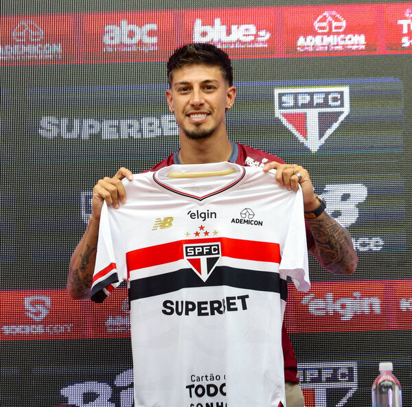 В четверг, 11 сентября 2025 года, в тренировочном центре "Барра Фабрегас" состоялась презентация нападающего Фабрицио Ригони, вернувшегося в команду "Сан-Паулу". (tomze fonseca presidentthenews2)