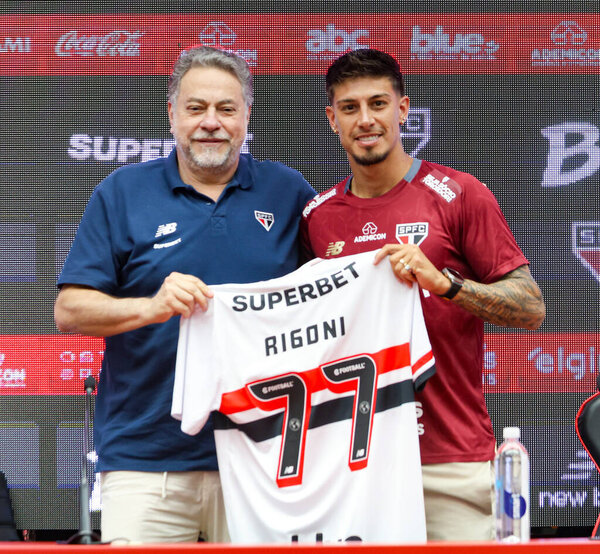 SAO PAULO (SP), 09 / 11 / 2025 - Возвращаясь к команде Сан-Паулу, форвард Эмилиано Ригони в сопровождении президента Хулио Касареса был представлен 11 сентября 2025 года в учебном центре Barra Funda. (tomze fonseca presidentthenews2)    