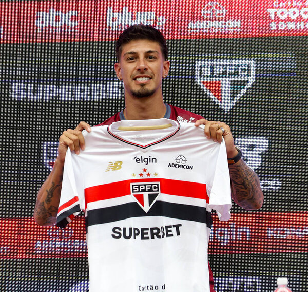 В четверг, 11 сентября 2025 года, в тренировочном центре "Барра Фабрегас" состоялась презентация нападающего Фабрицио Ригони, вернувшегося в команду "Сан-Паулу". (tomze fonseca presidentthenews2)