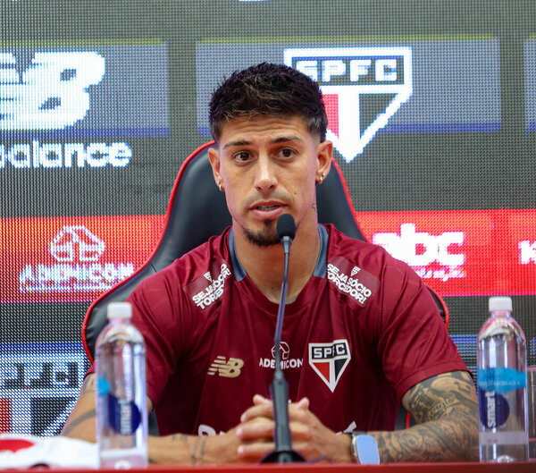 В четверг, 11 сентября 2025 года, в тренировочном центре "Барра Фабрегас" состоялась презентация нападающего Фабрицио Ригони, вернувшегося в команду "Сан-Паулу". (tomze fonseca presidentthenews2)