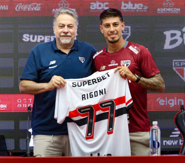 SAO PAULO (SP), 09 / 11 / 2025 - Возвращаясь к команде Сан-Паулу, форвард Эмилиано Ригони в сопровождении президента Хулио Касареса был представлен 11 сентября 2025 года в учебном центре Barra Funda. (tomze fonseca presidentthenews2)    