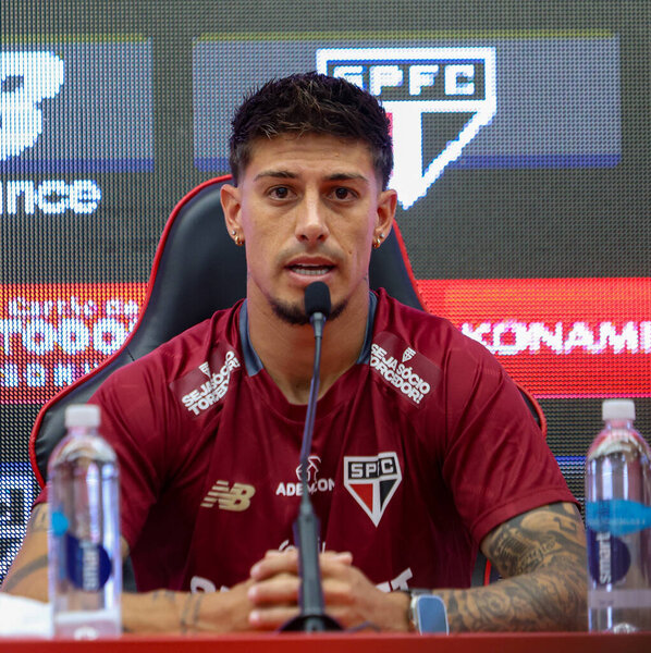 В четверг, 11 сентября 2025 года, в тренировочном центре "Барра Фабрегас" состоялась презентация нападающего Фабрицио Ригони, вернувшегося в команду "Сан-Паулу". (tomze fonseca presidentthenews2)