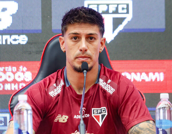 В четверг, 11 сентября 2025 года, в тренировочном центре "Барра Фабрегас" состоялась презентация нападающего Фабрицио Ригони, вернувшегося в команду "Сан-Паулу". (tomze fonseca presidentthenews2)