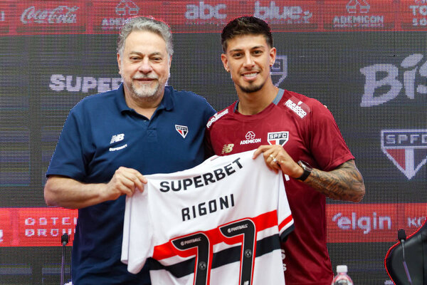 SAO PAULO (SP), 09 / 11 / 2025 - Возвращаясь к команде Сан-Паулу, форвард Эмилиано Ригони в сопровождении президента Хулио Касареса был представлен 11 сентября 2025 года в учебном центре Barra Funda. (tomze fonseca presidentthenews2)    