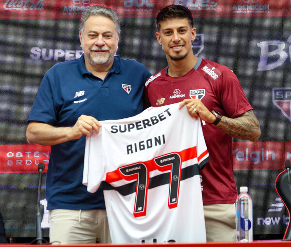 SAO PAULO (SP), 09 / 11 / 2025 - Возвращаясь к команде Сан-Паулу, форвард Эмилиано Ригони в сопровождении президента Хулио Касареса был представлен 11 сентября 2025 года в учебном центре Barra Funda. (tomze fonseca presidentthenews2)    